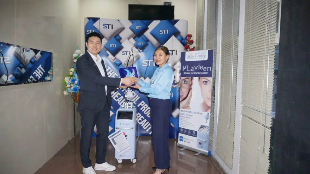 Simbolis penyerahan plakat untuk klinik pertama penyedia Laser Lavieen di Surabaya - Surabaya Skin Centre