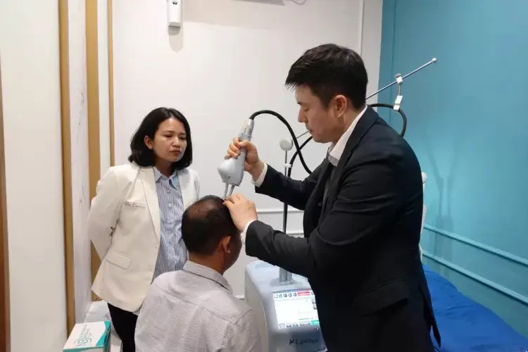 Surabaya Skin Centre - Proses treatment Laser Lavieen untuk atasi kebotakan