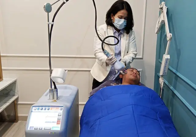Surabaya Skin Centre - Proses treatment Laser Lavieen untuk peremajaan kulit wajah